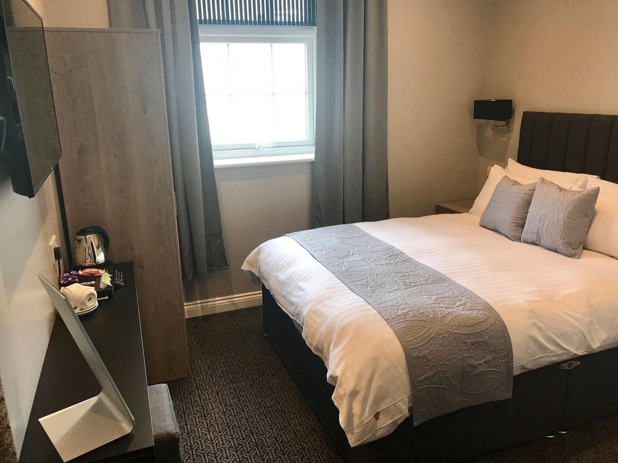 The Raven Hotel Корби Екстериор снимка