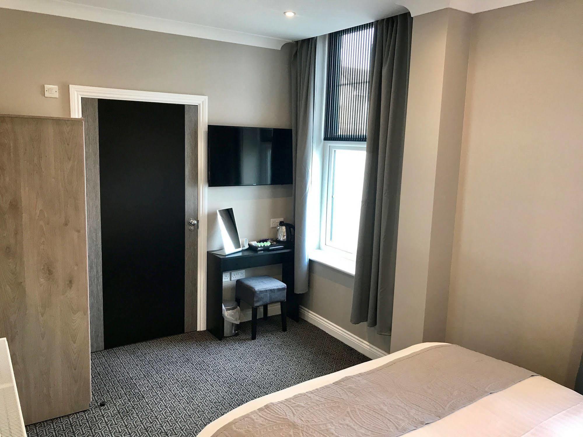 The Raven Hotel Корби Екстериор снимка