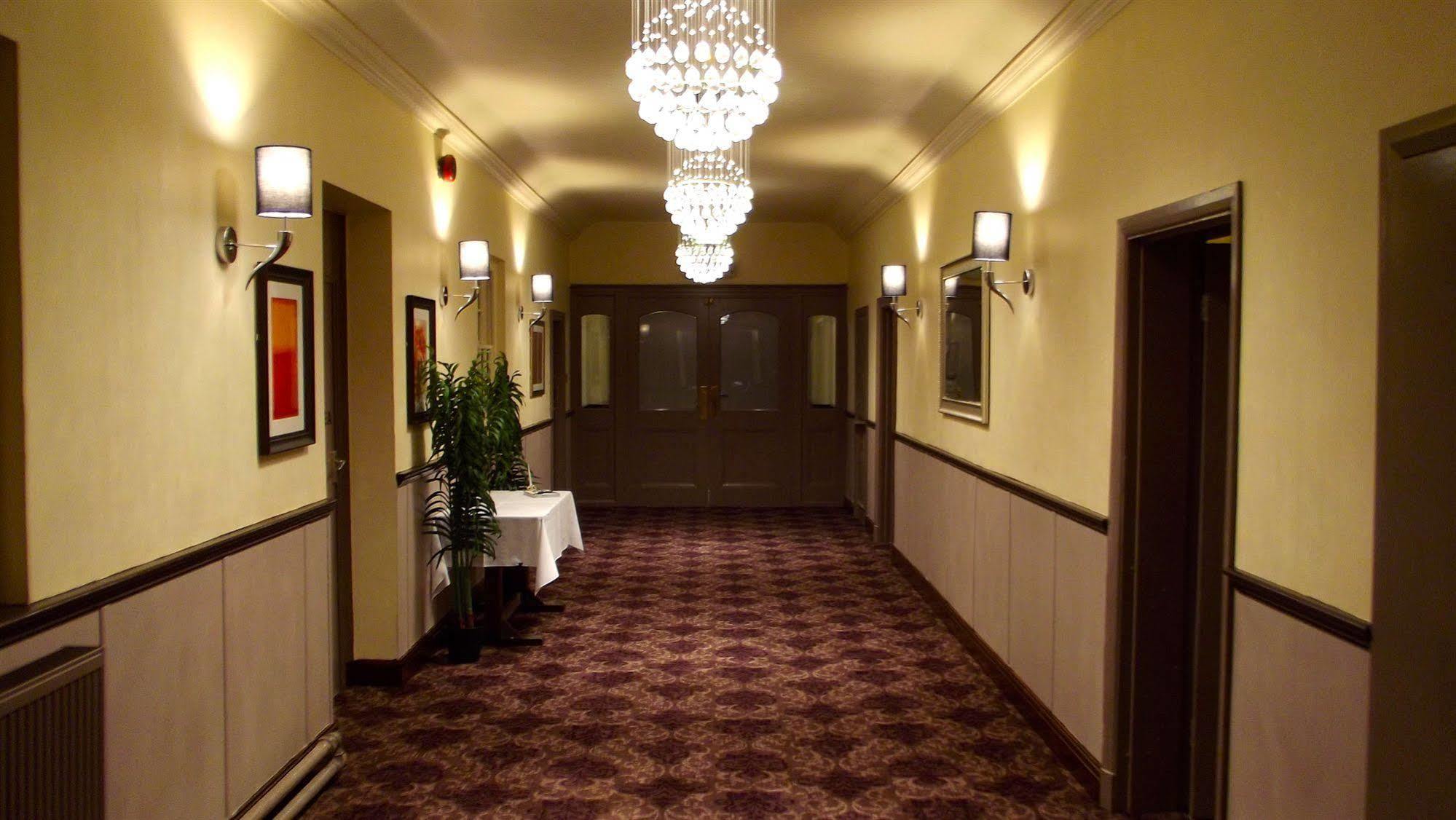 The Raven Hotel Корби Екстериор снимка