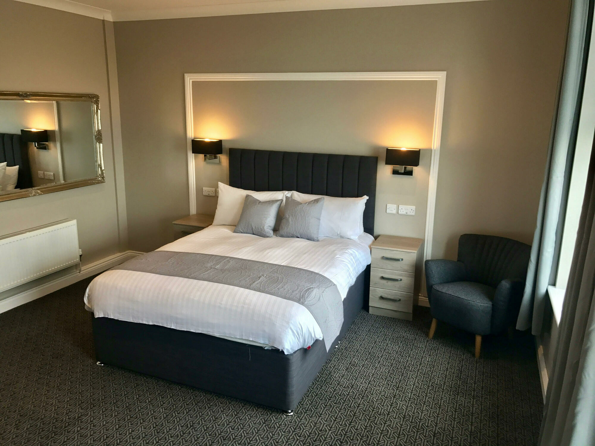 The Raven Hotel Корби Екстериор снимка